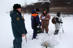Владимир Кандиков (слева) и Максим Михайлов раздали рыбакам памятки по поведению на льду. Любителям подледной рыбалки Школа безопасности 