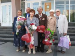 После награждения. Фото автора.Фундамент и опора,  гордость и пример Эхо праздника Всероссийский день семьи 