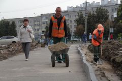 Начало работ по ул. Винокурова: тротуары — в первую очередь. Фото Юрия НИКАНДРОВАЦентр города преображается Комфортная среда 