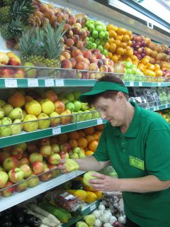 Яблочко к яблоку, апельсин к апельсину... Продавец овощного отдела Вера Абаимова следит за тем, чтобы на прилавке были только свежие сочные фрукты и овощи. Шумит многоголосьем людная “Дубрава”  фоторепортаж 
