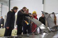 В цехе доочистки стоков Михаилу Игнатьеву показали, как работает оборудование. Фото Марии СМИРНОВОЙЧистота воды в приоритете