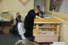 Наталия Данилова учит “чувствовать” слова. Фото специальной общеобразовательной школы для глухих, слабослышащих и позднооглохших.Глухой услышит, немой расскажет Резонанс 