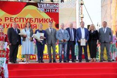 Лучшие труженники Новочебоксарска получили заслуженные награды. Праздник в красках  День Республики - 2023 