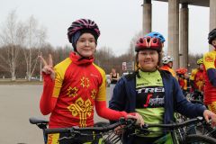 12-летние подружки Арина ТРИФОНОВА и Мария ШМАКОВА И дети кричат: “Поехали!” 12 апреля — Всемирный день авиации и космонавтики 
