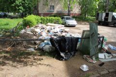 На ул. Коммунистической обнаружили свалку  мусор 