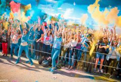 Самый зрелищный момент — массовый запуск краски. Фото Марка КолеговаБелый, синий, красный  и другие цвета праздника День России-2015 