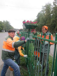 Забор по Московскому проспекту в Чебоксарах красят сотрудники организации “Дорэкс” . Забор забору рознь