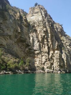 Проплывая по реке на лодке. Величие гор завораживает. Влюбиться в Дагестан — полюбить Родину Путешествуем по России 