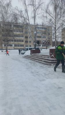 Глава Новочебосарска Максим Семенов проверил качество уборки снега и вывоз мусора