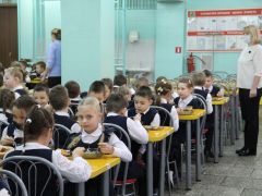В столовой школы № 8 питаются свыше 95% учеников. Фото Максима БОБРОВАВыверен до грамма. Рацион питания школьников содержит только то, что полезно растущему организму