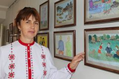 Татьяна Афанасьева рассказывает о работах своей мамы,  Евгении Яковлевой. Фото автораРисует, чтобы жить Выставка 