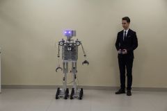 Робот Коля и его создатель робота десятиклассник Роман Сюсюгин. Фото Максима БОБРОВАРоботы как роботы. Ничего особенного