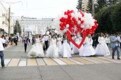 Символичное сердце участники парада донесли до Красной площади и отпустили в небо вместе с белыми и розовыми голубями.  Фото Карины АФАНАСЬЕВОЙТоржества на небе, земле и воде фоторепортаж 