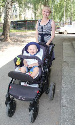Наталья с сыном ИваномА у нас во дворе