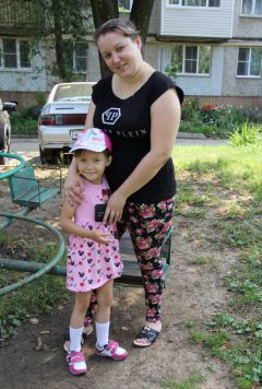 Екатерина Алек­сандрова с дочерью ЛюбочкойА у нас во дворе