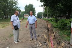 На участке от ул. Восточной до пр. Ельниковского наименьшая степень готовности, здесь пока только сделали канал для электрокабеля.Не только дорога на дачу