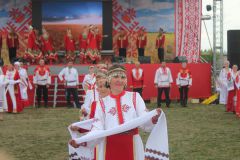 В народном танце скромность и красота чувашей.  Фото Юрия Никандрова Село гуляло на радость всей республике День Республики 