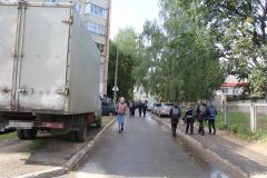 Для авто везде у нас дорога?Собираются ли власти Новочебоксарска решать проблему опасного тротуара возле 14-й школы?