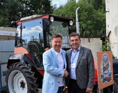А. Миллер (слева)Глава "Газпрома" Алексей Миллер посетил чебоксарский Музей истории трактора музей истории трактора 