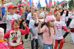 Сегодня новочебоксарцы День России начали с зарядки День России-2015 