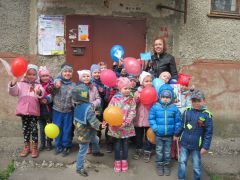  Дошколята детского сада 10 поздравили жителей микрорайона и ветеранов с Днем Победы