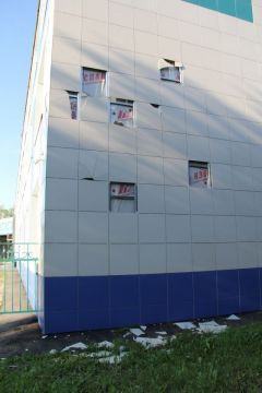 Так после набега вандалов выглядела стена НХМТ 28 июля. Капитальный ремонт фасада сделали в прошлом году.  Фото Екатерины ШваргинойСледить надо, но лучше воспитывать Грани в Сети 