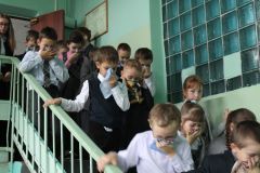 Дежурная эвакуация в 5-й школе на тему “Выброс хлора”.  Фото из архива СОШ № 5Школьников учили эвакуироваться