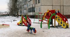 Детская площадка с торца дома № 29 по ул. Солнечной. Фото Ирины ХаннаДворы. Начало
