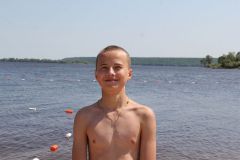 Миша Клементьев, 8 класс:Черный шар погоды не делает пляж 