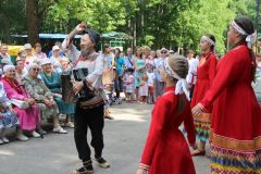 Сабантуй посетили около 500 горожан. Фото Елены КОТВИЦКОЙСабантуй:  по-татарски пели, по-татарски ели Сабантуй 