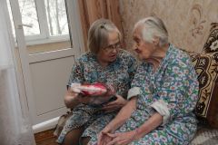 Долгожительнице Лидии Горбуновой (справа) есть о чем рассказать дочери Галине. Фото Максима БОБРОВАВторой век продолжается долгожители 