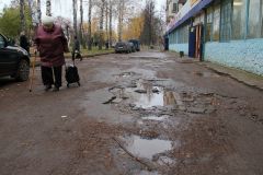 Разбитую дорогу у “Полариса” некому ремонтировать. Фото Максима БОБРОВАА мы по лужам да по ямам