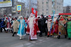 В новогоднем параде сказочных героев в Новочебоксарске приняли участие около 3 тысяч горожан.  Фото Ирины ХАННАШествуем в 2019-й  Новый год-2019 