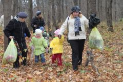 Фото автораЧисто там, где убирают  детсадовцы детсады Всем городом - против мусора 