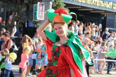 Королева помидоров возглавляет карнавальное шествие. Трубят трубачи:  “Ура помидору!” Тропой туриста 