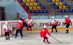 Фото Остапа ПерковаПервая товарищеская встреча нового хоккейного сезона состоялась в ледовом дворце “Сокол”