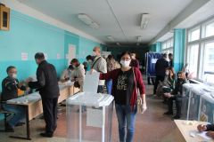 Татьяна ПаисьеваСотрудники газеты "Грани" голосуют на своих избирательных участках Выборы-2020 