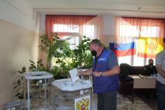 Сергей МаксимовСотрудники газеты "Грани" голосуют на своих избирательных участках Выборы-2020 