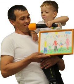 Егор Макаров с братом Кириллом нарисовал свою семью.Свет – в каждом окошке. В Новочебоксарске прошел муниципальный этап конкурса “Семья года” семья 