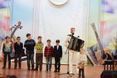 Для милых дам играет на гармони Егор Матвеевский, а подпевают ему учащиеся музыкальной школы.  Фото ДМШИграй, гармонь, для милых дам!