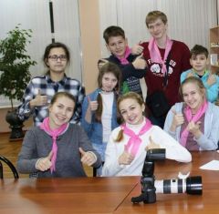 Марина Егорова (в первом ряду слева) в пресс-центре “Орленка”.Через школьную газету – к звездам! Школа-пресс 
