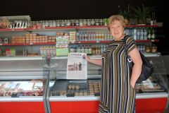 Елена Геращенко в ее любимом магазине “Русич”, да еще и с любимой газетой. Фото автораЗа газетой – в “Русич” и “Натали”