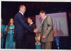 Награду П.Сергееву вручает М.Игнатьев. Фото из семейного архиваТрудности заставили найти выход Дела и люди 