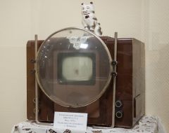 Телевизор “КВН-49” часто смотрели с помощью лупы, так как экран был маленький: 10,5x14 см. Фото: ВикипедияКак ТВ завоевало мир  и при чем тут русские ученые День телевидения 