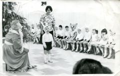 А.Капитонова на новогоднем утреннике в детском саду. Начало 80-х годов.  Фото из семейного альбома А.КапитоновойС детьми по жизни Такая судьба 