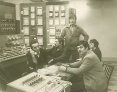 Леонид Степанов (второй слева, сидит) на дежурстве.  Фото середины 70-х годов.И городу тепло Династия 2016 - Год человека труда 