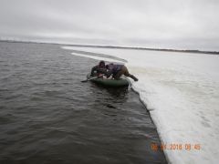 Пожилой рыбак не на шутку испугался, оказавшись на дрейфующей льдине.  Фото МЧС ЧувашииС рыбалки могли не вернуться ЧП 