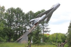 На восточной окраине деревни Александровки в Комсомольском округе вы найдете взметнувшийся ввысь реактивный истребитель МиГ-17.Покорителям неба — вечная слава. Топ-10 запоминающихся авиационных памятников Чувашии Открываем Чувашию 