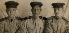 Борис Михайлин (справа) с товарищами. 1944 год. Фото из архива Б.Михайлина Радиотелеграфист  1-го Дальневосточного 23 февраля - День защитника Отечества 