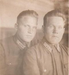 Павел Миронов (справа) с фронтовым товарищем.  Фото из семейного альбомаЕго имя на мраморной плите память 